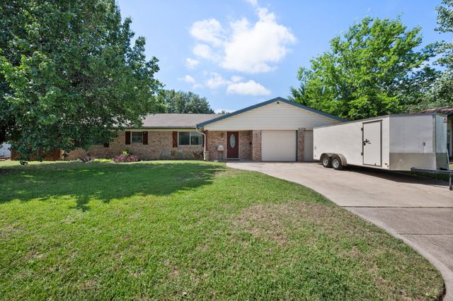 6736 Corona Drive, North Richland Hills, TX 76180