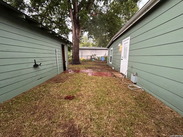 505 N Heideke, Seguin, TX 78155