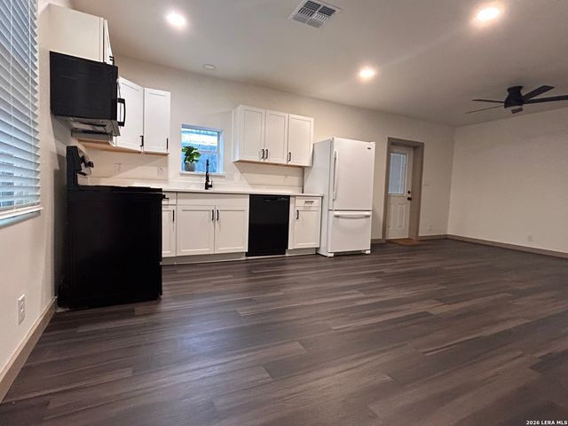 505 N Heideke, Seguin, TX 78155