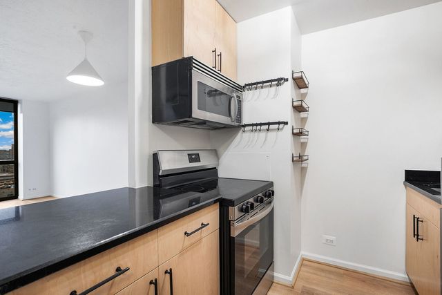 4343 N Clarendon Avenue 911, Chicago, IL 60613