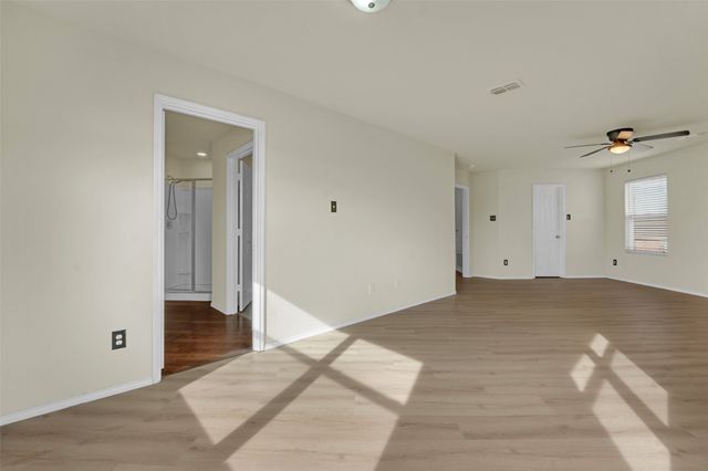 917 Bloomfield Drive, Grand Prairie, TX 75052