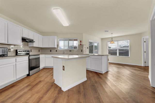 917 Bloomfield Drive, Grand Prairie, TX 75052