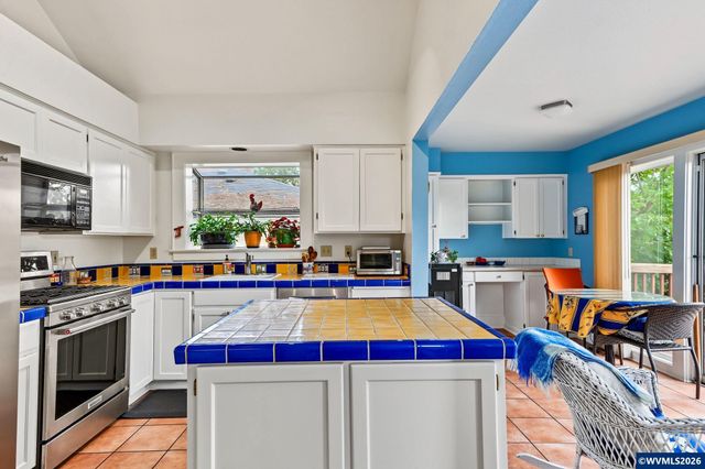 1760 John St S, Salem, OR 97302