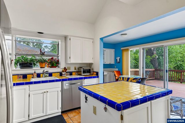 1760 John St S, Salem, OR 97302
