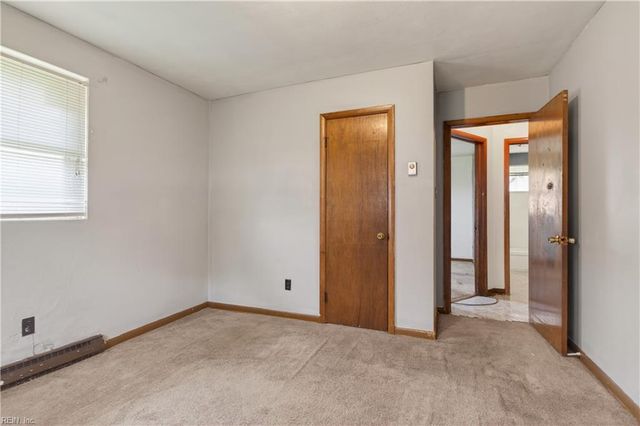 2000 Plow LN, Chesapeake, VA 23324