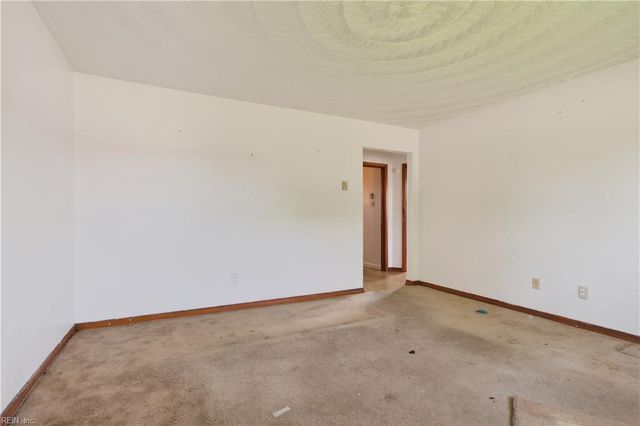 2000 Plow LN, Chesapeake, VA 23324