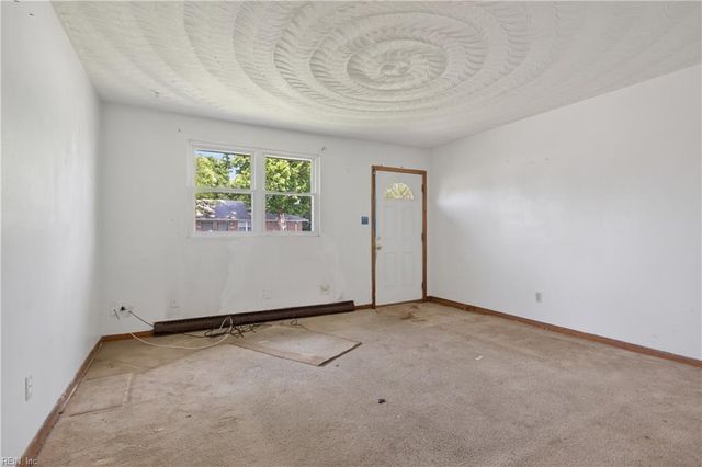 2000 Plow LN, Chesapeake, VA 23324