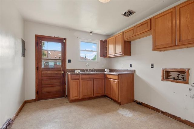 2000 Plow LN, Chesapeake, VA 23324