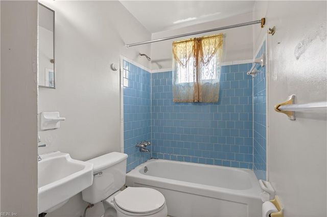 2000 Plow LN, Chesapeake, VA 23324