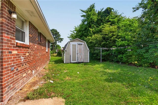 2000 Plow LN, Chesapeake, VA 23324