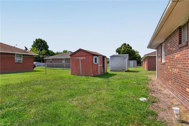 2000 Plow LN, Chesapeake, VA 23324