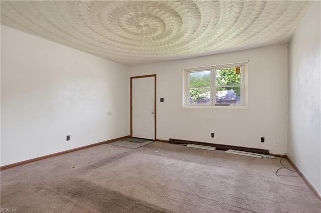 2000 Plow LN, Chesapeake, VA 23324