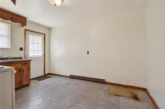 2000 Plow LN, Chesapeake, VA 23324