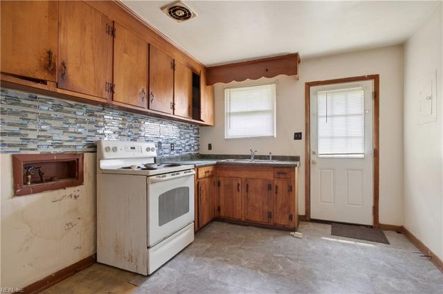 2000 Plow LN, Chesapeake, VA 23324
