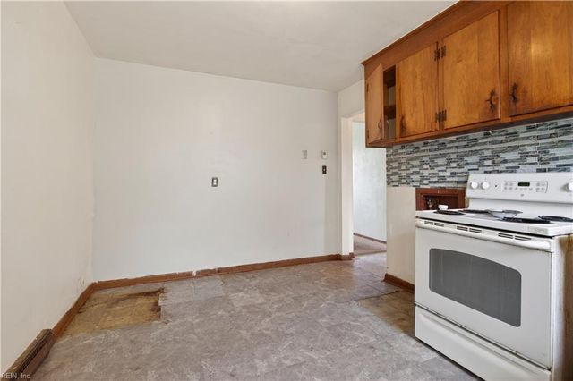 2000 Plow LN, Chesapeake, VA 23324