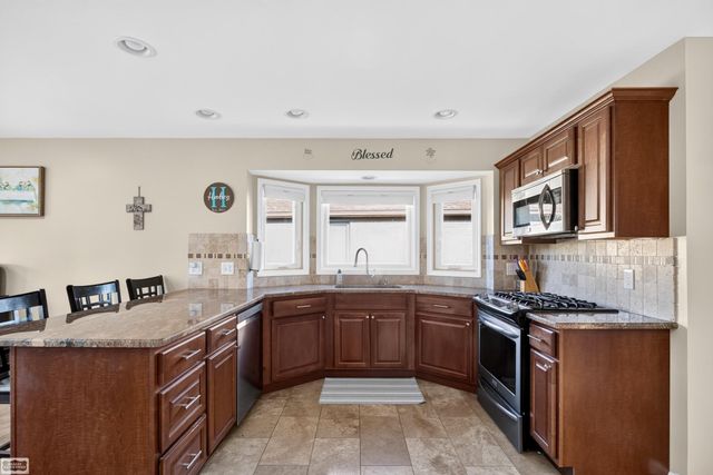 47641 Beacon Square Drive, Macomb Twp, MI 48044