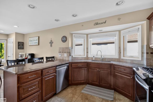 47641 Beacon Square Drive, Macomb Twp, MI 48044