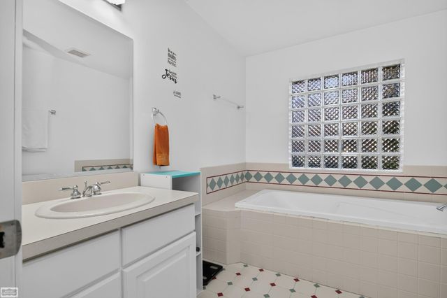 47641 Beacon Square Drive, Macomb Twp, MI 48044