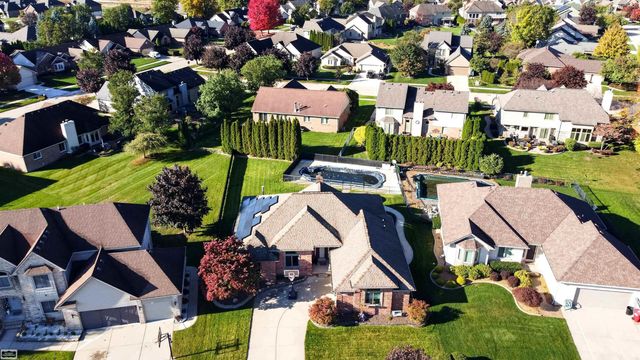 47641 Beacon Square Drive, Macomb Twp, MI 48044