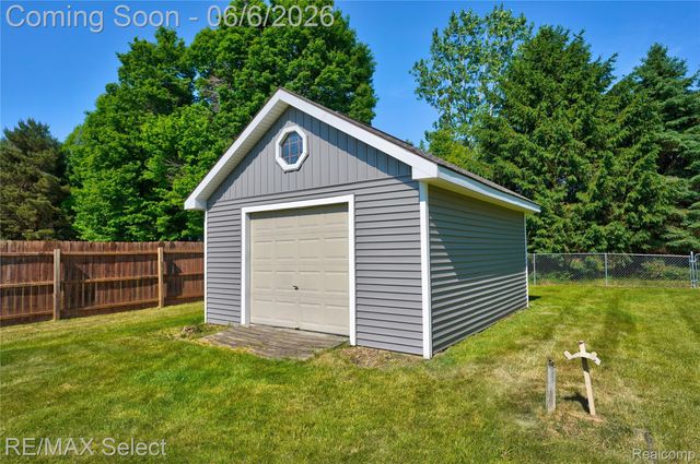 2288 Lost Creek Drive, Clayton Charter Township, MI 48433