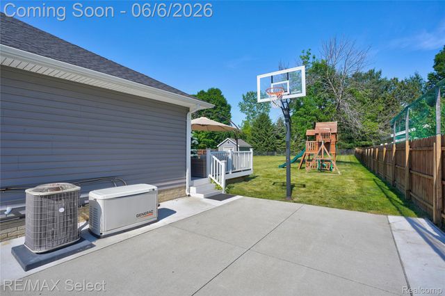 2288 Lost Creek Drive, Clayton Charter Township, MI 48433