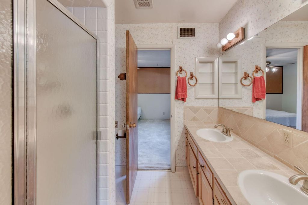 Image 33 of property listing at 5912 E Hamilton Avenue, Fresno, CA 93727