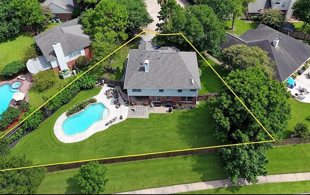 201 Carmicheal Court, League City, TX 77573