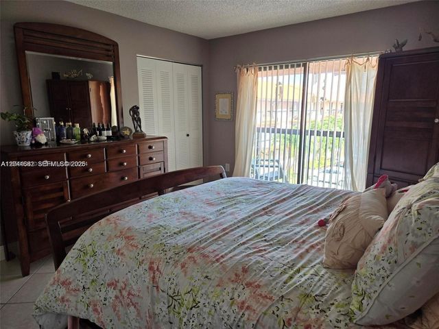 2174 W 60th Street 17205, Hialeah, FL 33016