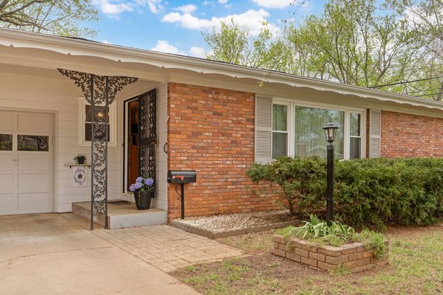 2524 S Kickapoo Avenue, Springfield, MO 65804