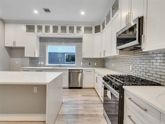 1122 W 16th Street C, Houston, TX 77008