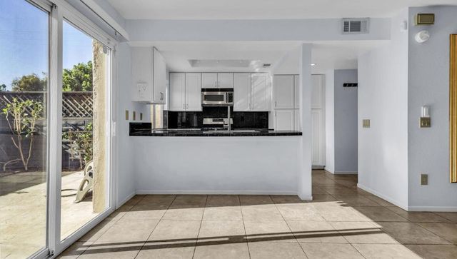 266 E Via Escuela G, Palm Springs, CA 92262