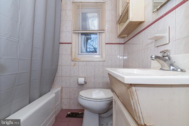 105 COUNTY AVE, Maple Shade, NJ 08052