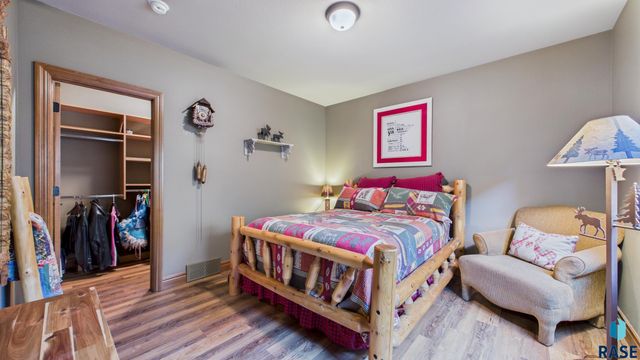 1201 S Montpelier Ave Avenue, Sioux Falls, SD 57106