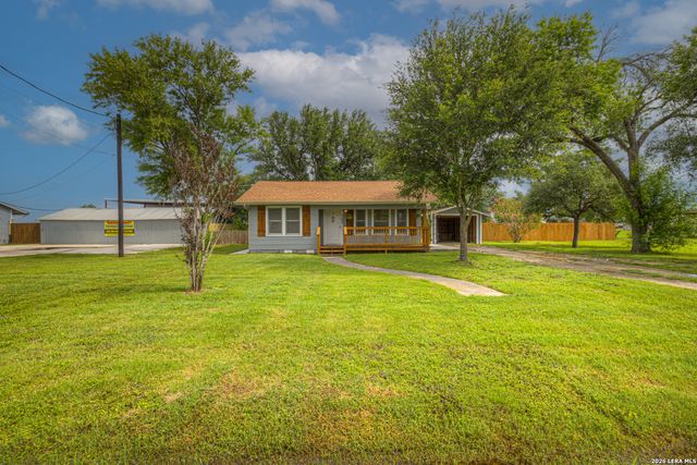 105 E HUEBINGER ST, Marion, TX 78124
