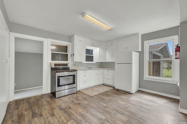 105 E HUEBINGER ST, Marion, TX 78124