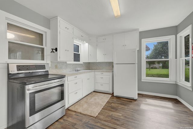 105 E HUEBINGER ST, Marion, TX 78124