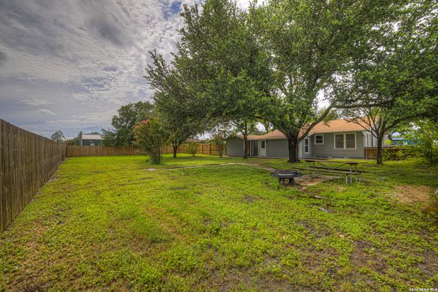 105 E HUEBINGER ST, Marion, TX 78124