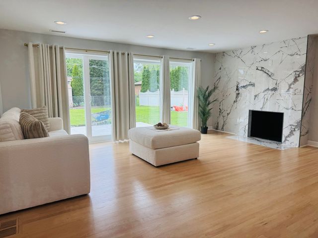 860 S 10th Avenue, La Grange, IL 60525