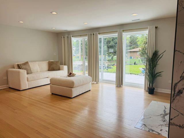 860 S 10th Avenue, La Grange, IL 60525