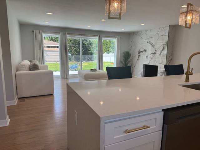 860 S 10th Avenue, La Grange, IL 60525