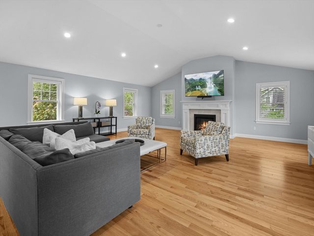14 Spring St, Hopkinton, MA 01748