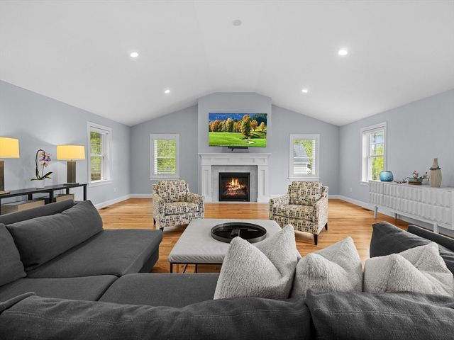 14 Spring St, Hopkinton, MA 01748