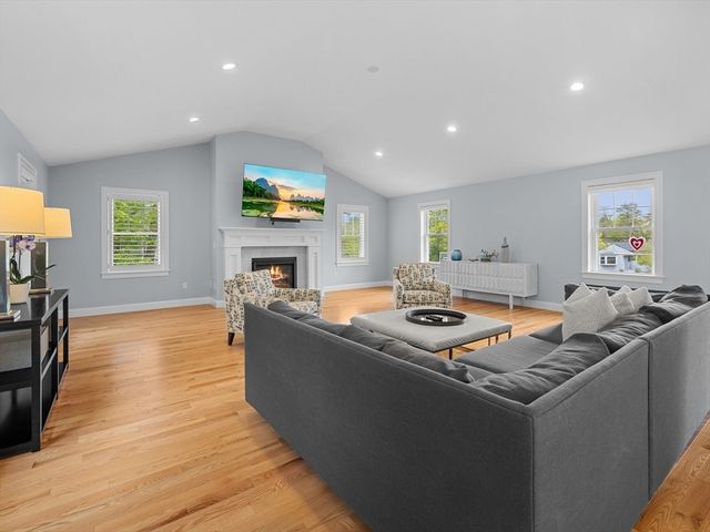 14 Spring St, Hopkinton, MA 01748