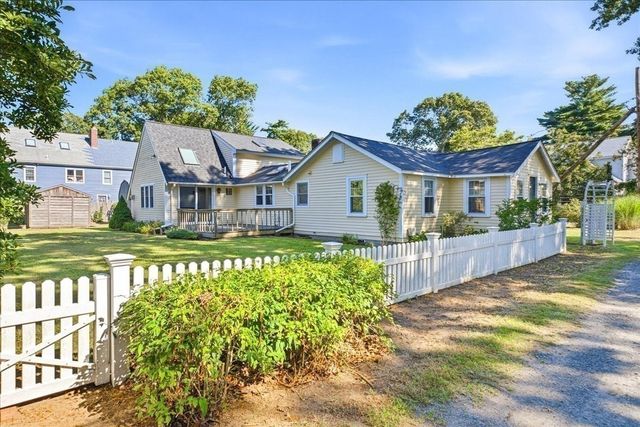 2 Bartlett Ave, Duxbury, MA 02332