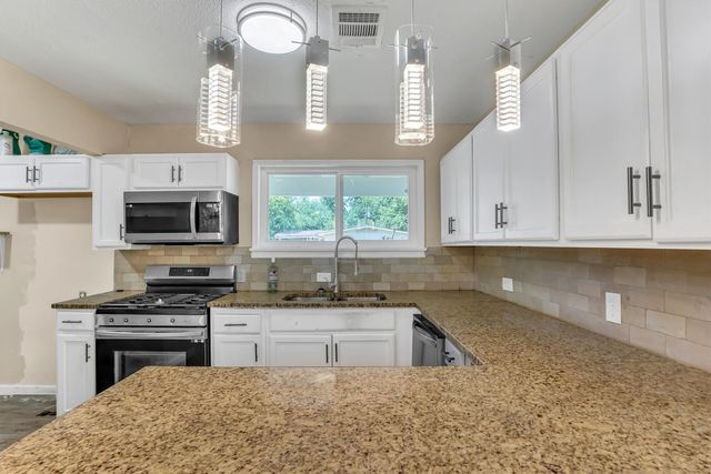 2108 SKYLARK Drive, Arlington, TX 76010