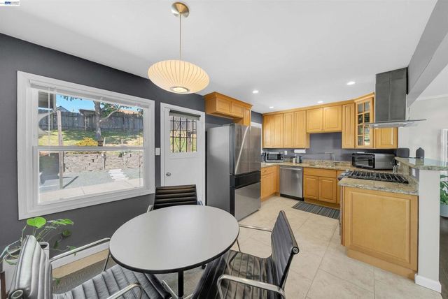 2518 Tara Hills Dr, San Pablo, CA 94806