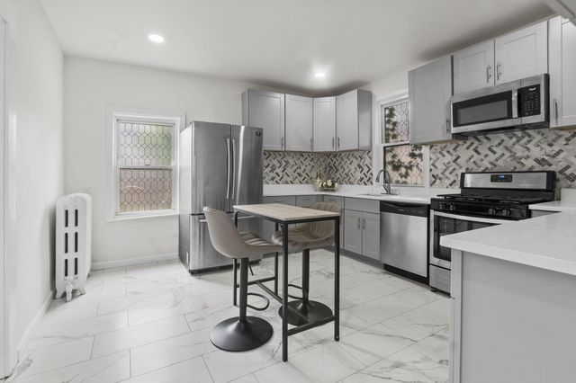10 EAST 45TH ST, Bayonne, NJ 07002