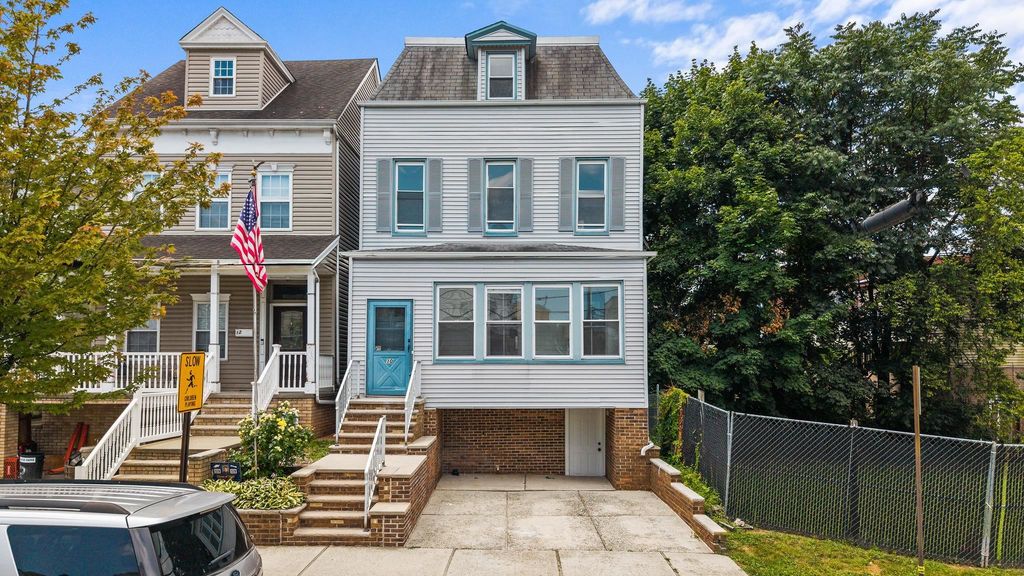 10 EAST 45TH ST, Bayonne, NJ 07002