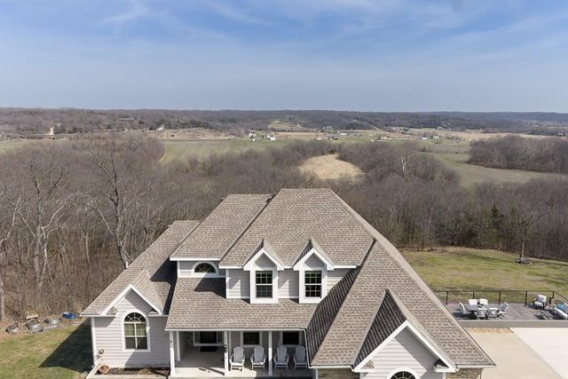 17384 Blue Moon Lane, Tonganoxie, KS 66086