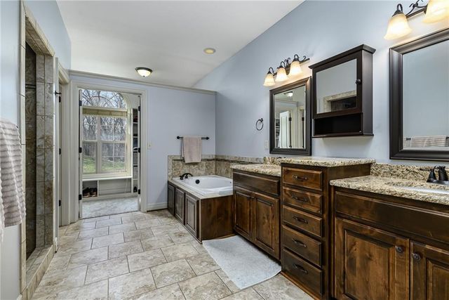 17384 Blue Moon Lane, Tonganoxie, KS 66086